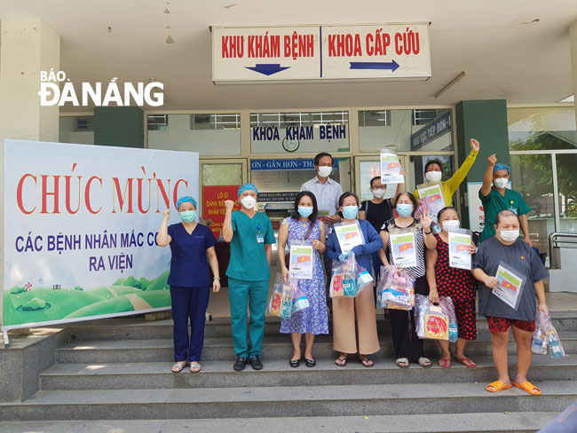 Bệnh viện dã chiến Hòa Vang làm thủ tục xuất viện cho 8 bệnh nhân nhiễm Covid-19 được điều trị khỏi chiều 1-9. Ảnh: PHAN CHUNG