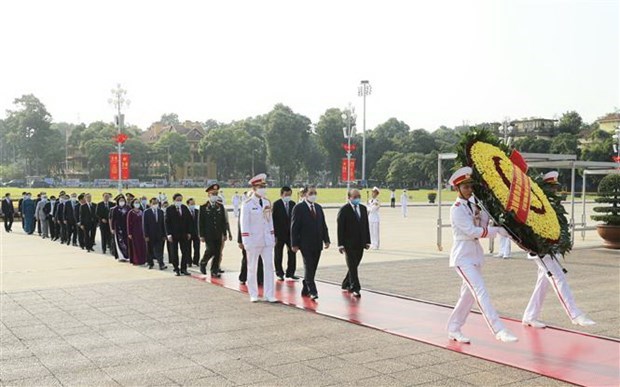 Representatives from the Party, National Assembly, State, Government and Vietnam Fatherland Front Central Committee pay tribute to President Ho Chi Minh at his mausoleum in Hanoi on September 1 (Photo: VNA)