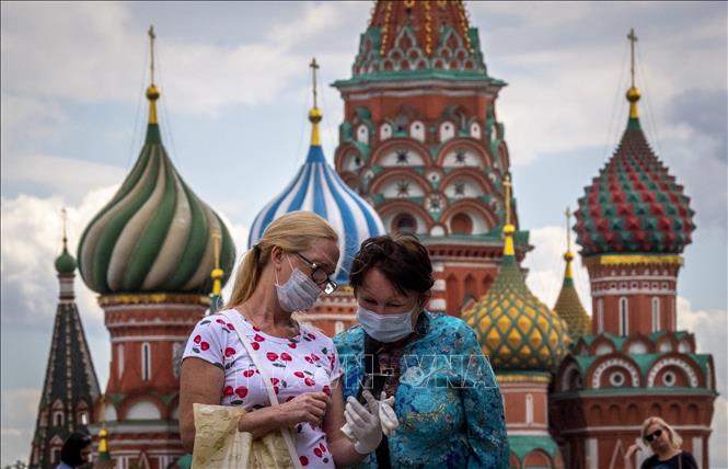 Người dân đeo khẩu trang phòng lây nhiễm COVID-19 tại Moskva, Nga. Ảnh: AFP/TTXVN