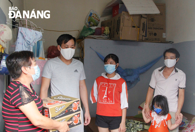 Mrs Vu Thi Nhu (left) presenting gifts to her tenants in difficult circumstances