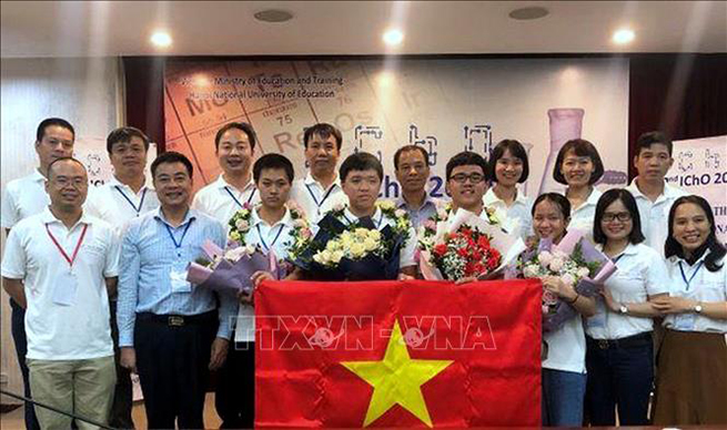  Cả 4/4 thí sinh dự thi Olympic Hóa học quốc tế năm 2020 của Đội tuyển quốc gia Việt Nam đều đoạt Huy chương Vàng. Kết quả chung của toàn Đội tuyển Việt Nam xếp thứ hai, sau Hoa Kỳ. Ảnh: TTXVN phát. 