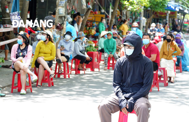 Ngành y tế lấy mẫu xét nghiệm cho người dân đi chợ Nại Hiên Đông, quận Sơn Trà. Ảnh: N.P