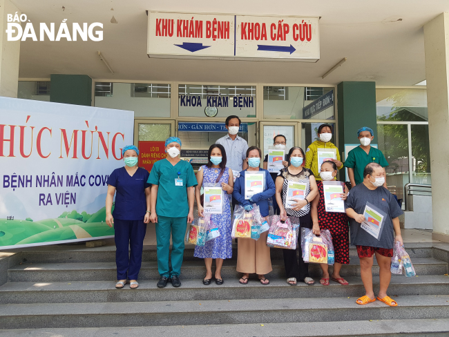Bệnh viện dã chiến Hòa Vang làm thủ tục xuất viện cho 8 bệnh nhân nhiễm Covid-19 được điều trị khỏi chiều 1-9.  Ảnh: PHAN CHUNG