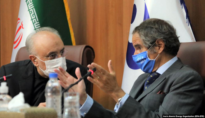 Giám đốc hạt nhân Iran Ali Akbar Salehi (trái) trao đổi cùng Tổng Giám đốc Cơ quan Năng lượng Nguyên tử quốc tế (IAEA) Rafael Grossi ở thủ đô Tehran ngày 25-8. Ảnh: AFP