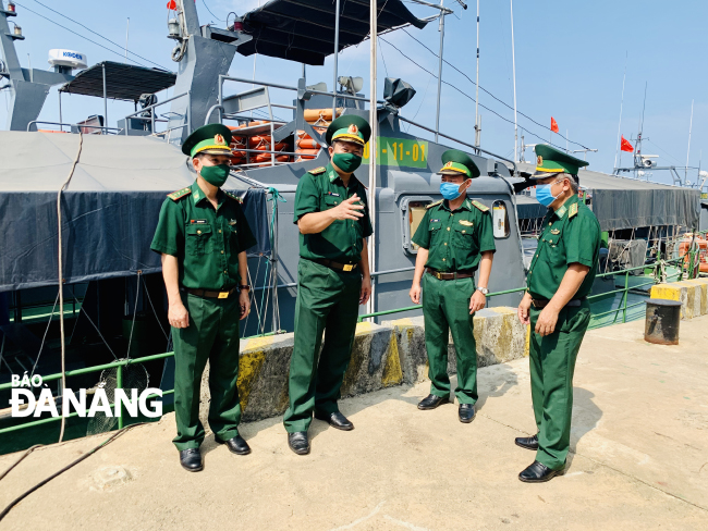 Đại tá Trần Công Thành (thứ 2, trái sang), Phó Chỉ huy trưởng - Tham mưu trưởng Bộ đội Biên phòng thành phố kiểm tra công tác sẵn sàng chiến đấu tại Hải đội 2. Ảnh: K.N
