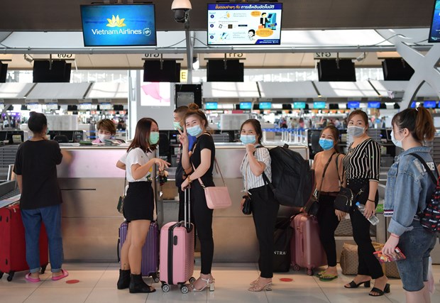 Vietnamese citizens wait to handle boarding procedures at a Thai airport on September 2 (Photo: VNA)