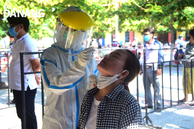 Tổ chức lấy mẫu xét nghiệm SARS-Cov-2 tại phường Nại Hiên Đông, quận Sơn Trà. Ảnh: TRỌNG HUY