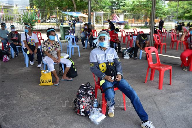 Công dân Thái Lan chờ đợi tại một điểm kiểm tra hải quan ở Sungai Kolok, tỉnh Narathiwat, biên giới Thái Lan - Malaysia, ngày 18/4/2020. Ảnh: AFP/TTXVN