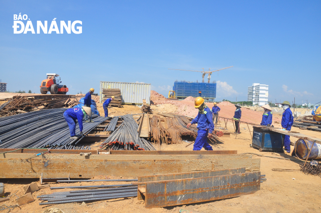 The construction of a bridge spanning the Co Co River in Ngu Hanh Son District’s Hoa Hai Ward ….