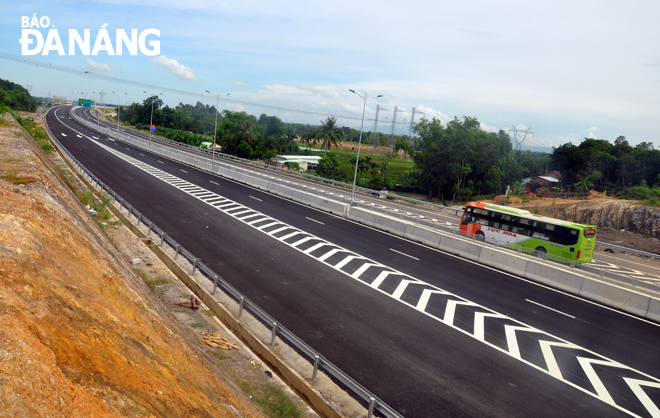 Hiện nay cao tốc Đà Nẵng - Quảng Ngãi đã được giám sát bằng camera. TRONG ẢNH: Đoạn đầu tuyến cao tốc qua địa phận Túy Loan - Điện Bàn. 	Ảnh: PHƯƠNG UYÊN