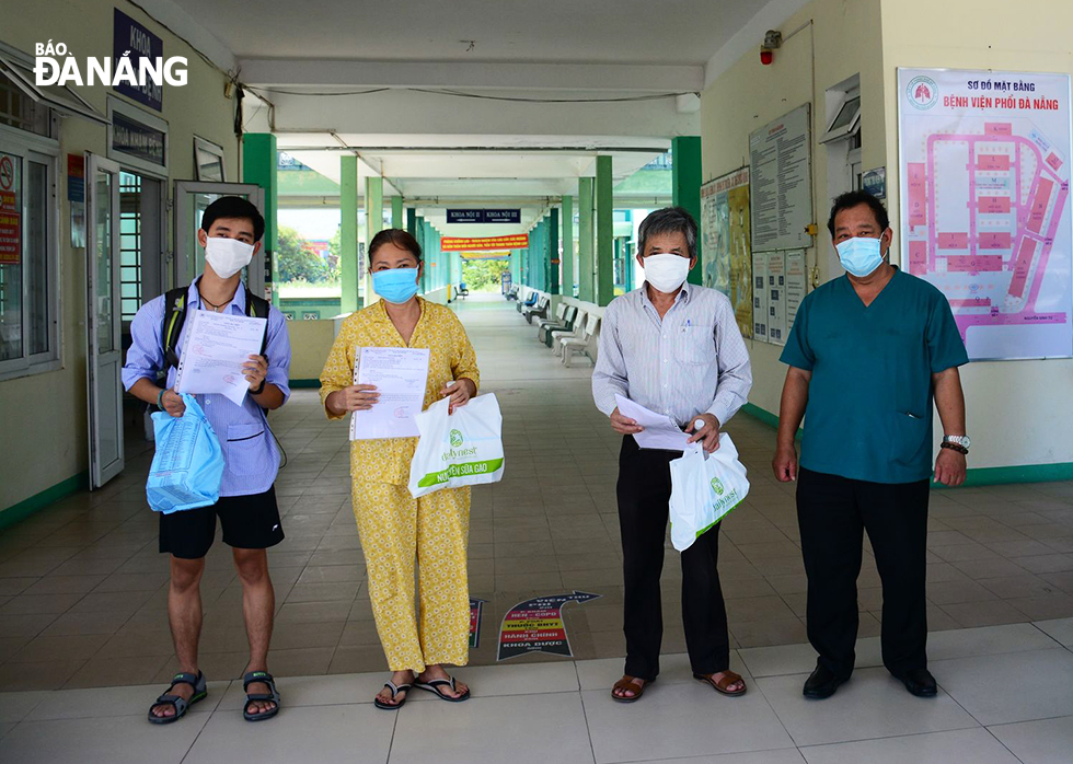 The cured patients were discharged from the Lung Hospital on Thursday