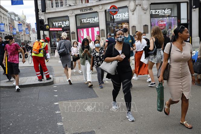 Người dân đeo khẩu trang phòng lây nhiễm COVID-19 tại London, Anh ngày 24/7. Ảnh: AFP/TTXVN