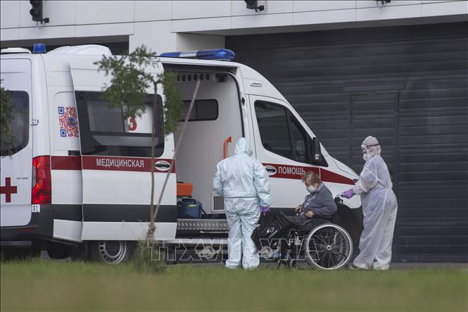 Nhân viên y tế chuyển bệnh nhân nhiễm COVID-19 tới bệnh viện ở Moskva, Nga ngày 1/9. Ảnh: THX/TTXVN