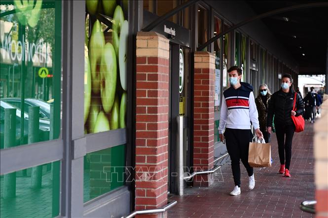 Người dân đeo khẩu trang phòng lây nhiễm COVID-19 tại Melbourne, Victoria, Australia ngày 31/8. Ảnh: THX/TTXVN