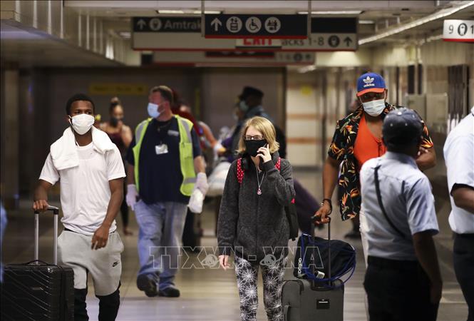Người dân đeo khẩu trang phòng lây nhiễm COVID-19 tại nhà ga Penn ở New York, Mỹ ngày 6/8. Ảnh: THX/TTXVN