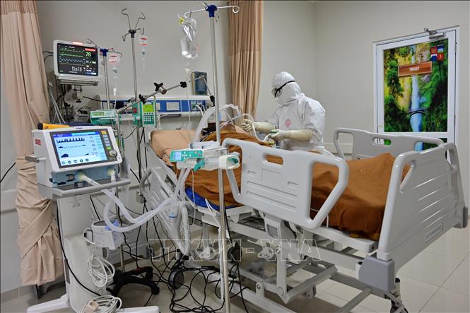 Nhân viên y tế điều trị cho bệnh nhân COVID-19 tại bệnh viện thành phố Bogor, Tây Java, Indonesia, ngày 3/9. Ảnh: AFP/TTXVN