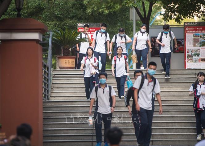 Học sinh tới trường học tại Vũ Hán, tỉnh Hồ Bắc, Trung Quốc ngày 1/9. Ảnh: THX/TTXVN