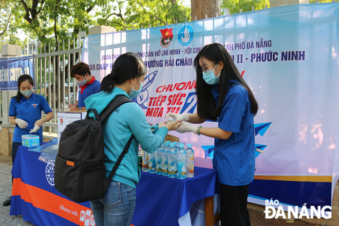 Volunteers giving free drinks to exam sitters at the Phan Chau Trinh Senior High School