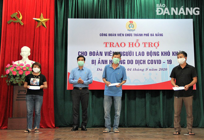 Vice Chairman of the municipal Labour Union Hoang Huu Nghi (2nd, left) and gift receivers