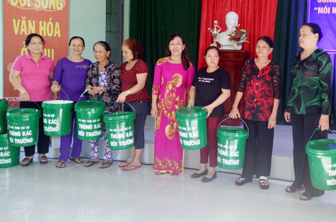 Chi hội Phụ nữ số 10, phường Hòa Xuân (quận Cẩm Lệ) tặng thùng rác môi trường cho hội viên phụ nữ. (Ảnh được chụp trước thời điểm xảy ra Covid-19) (Ảnh do Hội LHPN quận Cẩm Lệ cung cấp)