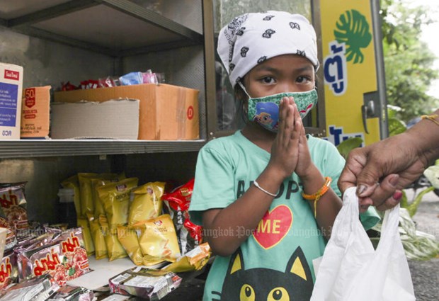 A ‘tu pan suk’, or a happiness-sharing pantry, is seen in front of the Department of Agriculture in Bangkok. (Photo: Bangkok Post)