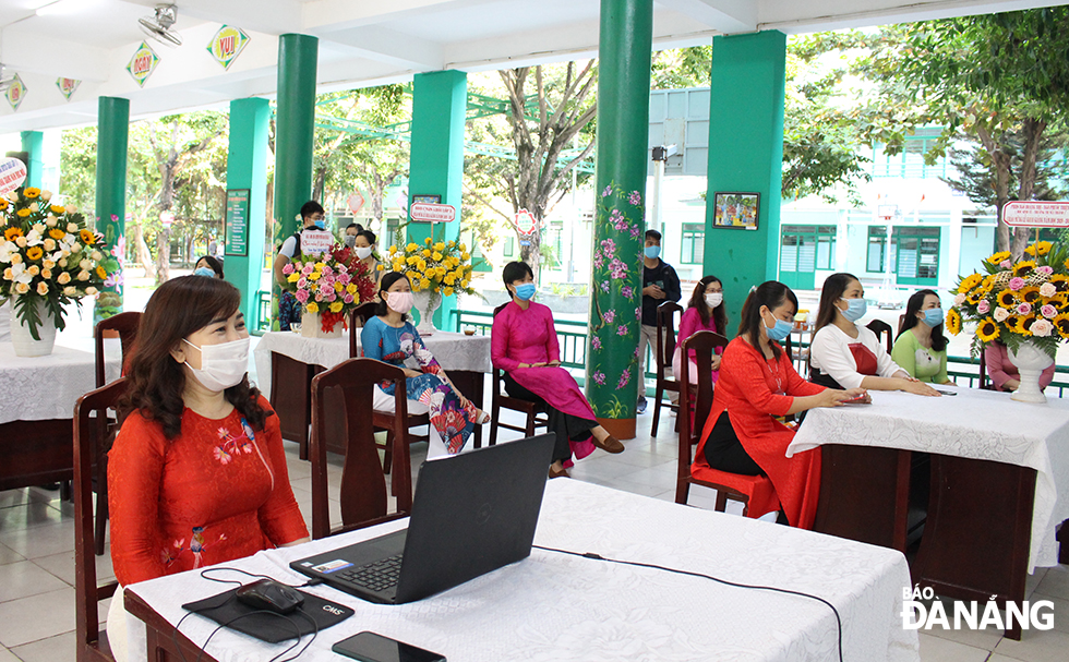 Các cô giáo trong lễ khai giảng năm học 2020-2021 tại trường Tiểu học Núi Thành, quận Hải Châu. Ảnh: XUÂN SƠN