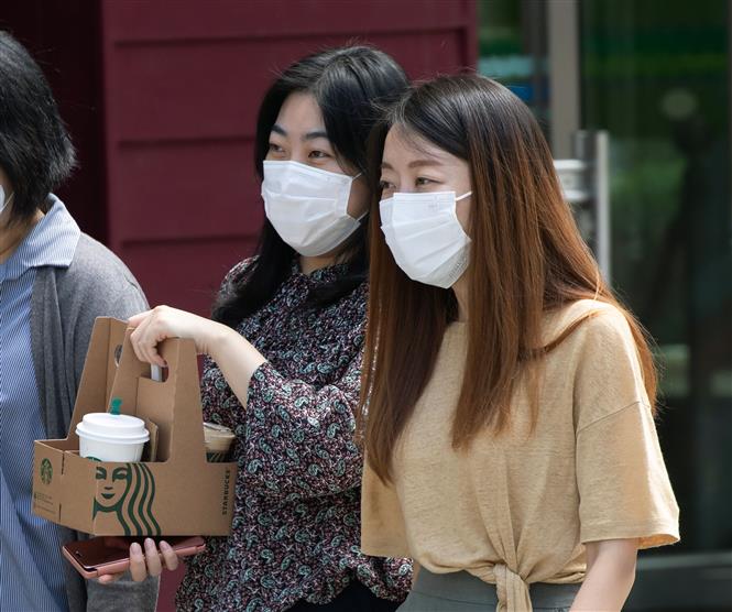 Người dân đeo khẩu trang phòng lây nhiễm Covid-19 tại Seoul, Hàn Quốc, ngày 2-9-2020. Ảnh: Yonhap-TTXVN