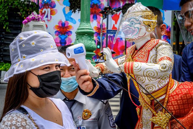 Kiểm tra thân nhiệt phòng lây nhiễm Covid-19 tại Bangkok, Thái Lan, ngày 13-7-2020. Ảnh: AFP- TTXVN