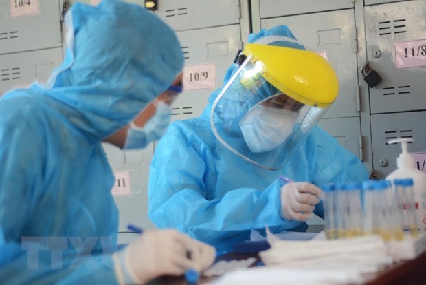 Medical workers conducts SARS-CoV-2 testing (Photo: VNA)