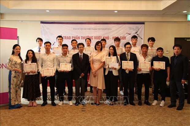 Forty eight Vietnamese apprentices receive rewards for excellent results in the recent Japanese language proficiency test on September 5. (Photo: VNA)