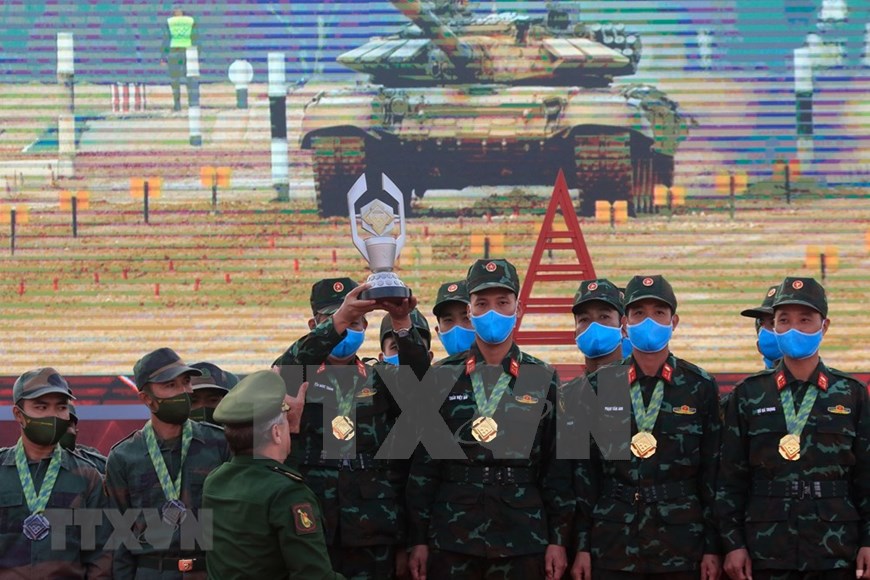 The organizing board present the cup to the Vietnamese team