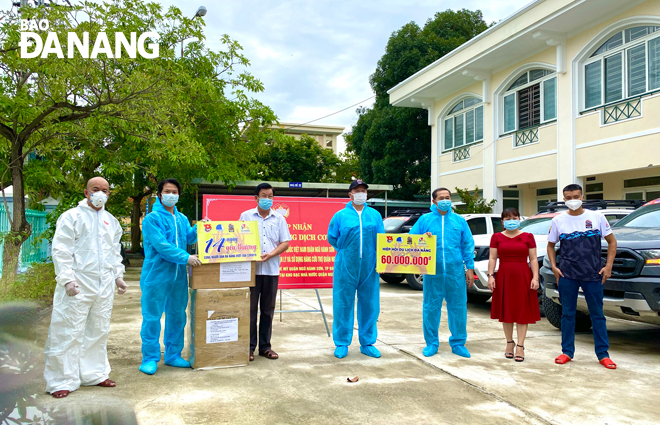 Representatives from the Da Nang Tourism Association presenting in-kind gifts to frontliners in the city's fight against coronavirus. A photo was taken in August