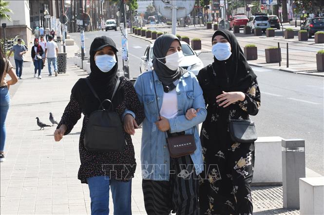 Người dân đeo khẩu trang phòng lây nhiễm Covid-19 tại Casablanca, Maroc. Ảnh: THX-TTXVN
