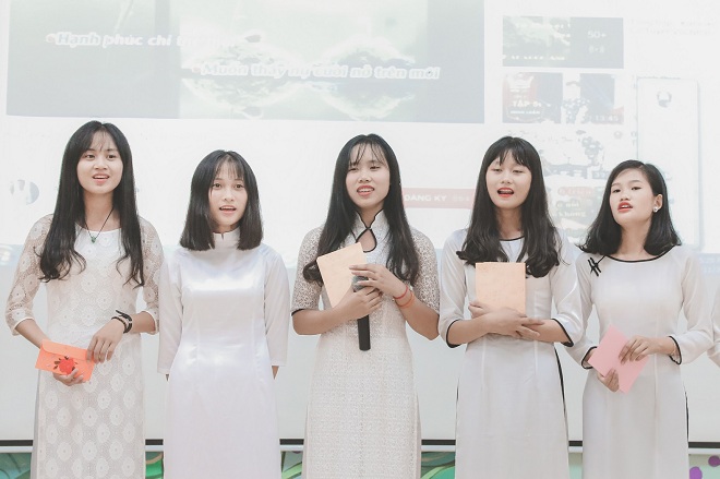Nguyễn Thị Nhi (thứ 2 từ trái sang) biểu diễn văn nghệ cùng các bạn nhân ngày kỷ niệm Nhà giáo Việt Nam 20-11.