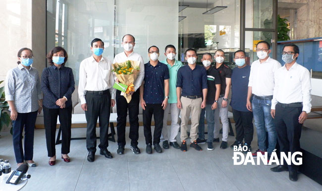 Vice Chairman Chinh (3rd left) presenting flowers and gifts to healthcare workers from HCMC