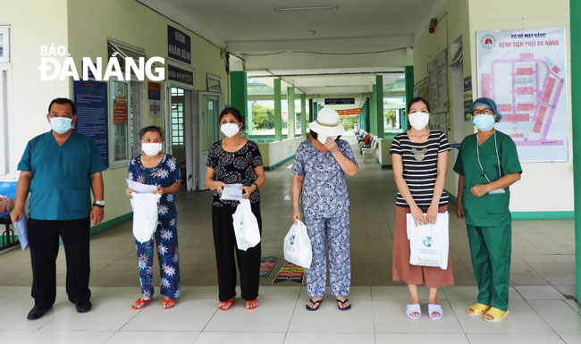4 bệnh nhân nhiễm Covid-19 được xuất viện sáng 7-9 tại Bệnh viện Phổi Đà Nẵng. Ảnh: PV