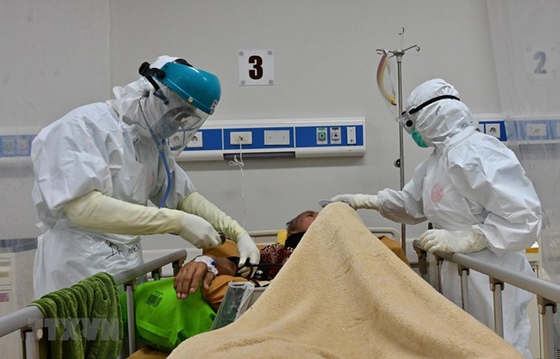 Medical workers take care of a COVID-19 patient in West Java, Indonesia (Photo: VNA)