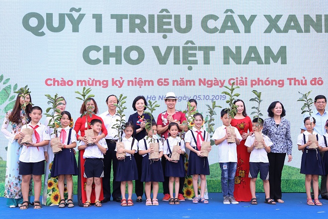 “Quỹ 1 triệu cây xanh cho Việt Nam” trao tặng hàng ngàn cây xanh cho các trường tiểu học tại Hà Nội.