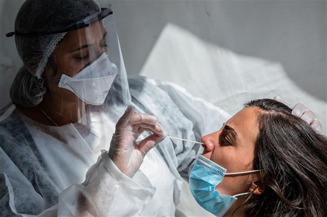 Nhân viên y tế lấy mẫu dịch xét nghiệm Covid-19 cho người dân tại Paris, Pháp, ngày 31-8-2020. Ảnh: THX/TTXVN
