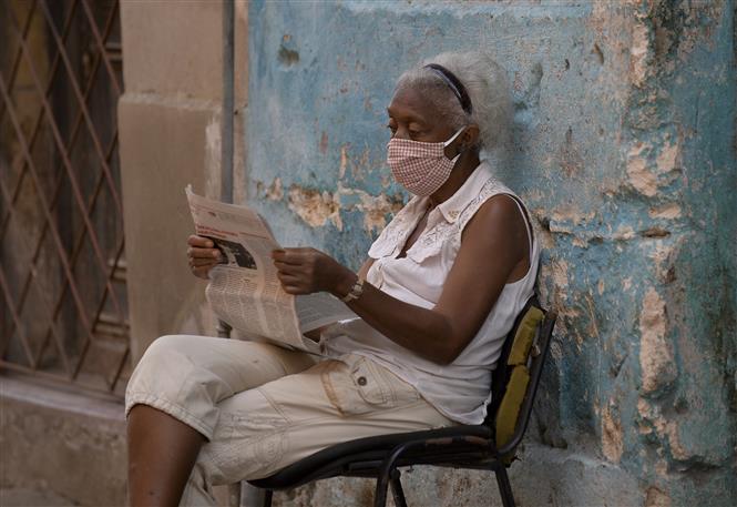 Người dân đeo khẩu trang phòng lây nhiễm Covid-19 tại La Habana, Cuba, ngày 29-7-2020. Ảnh: AFP/ TTXVN