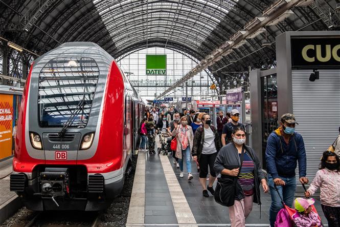 Người dân đeo khẩu trang phòng lây nhiễm Covid-19 tại nhà ga tàu hỏa ở Frankfurt, Đức, ngày 29-8-2020. Ảnh: THX/TTXVN