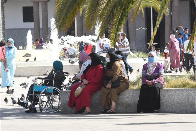 Người dân đeo khẩu trang phòng lây nhiễm Covid-19 tại Casablanca, Maroc, ngày 24-8-2020. Ảnh: THX/TTXVN
