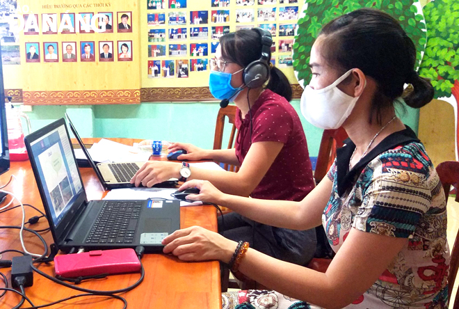 Giáo viên Trường THPT Hòa Vang dạy học trực tuyến cho học sinh ngày 7-9. 		    Ảnh: NGỌC PHÚ