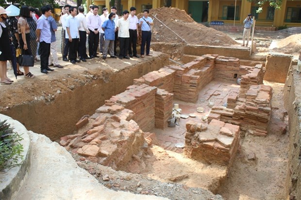 Vietnamese archaeological professors and specialists visit the excavation site of the ancient brick tombs located in Gia Thuy commune, Nho Quan district in Ninh Binh province (Photo: VNA)