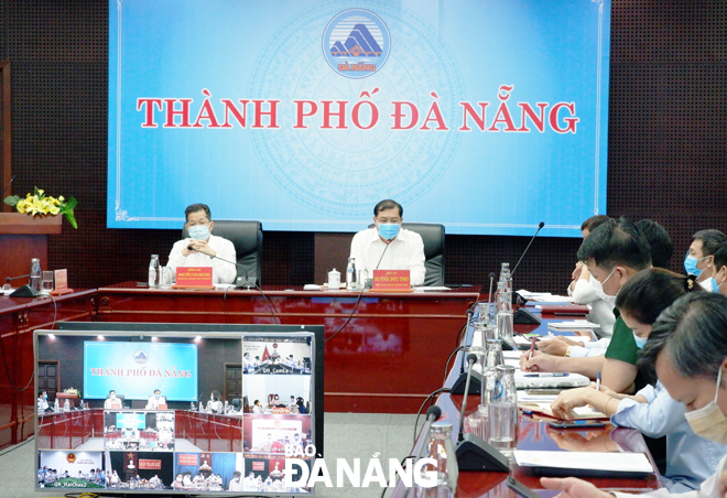 Da Nang Party Committee Deputy Secretary Nguyen Van Quang (left) and municipal People's Committee Chairman Huynh Duc Tho presiding over the meeting on Monday