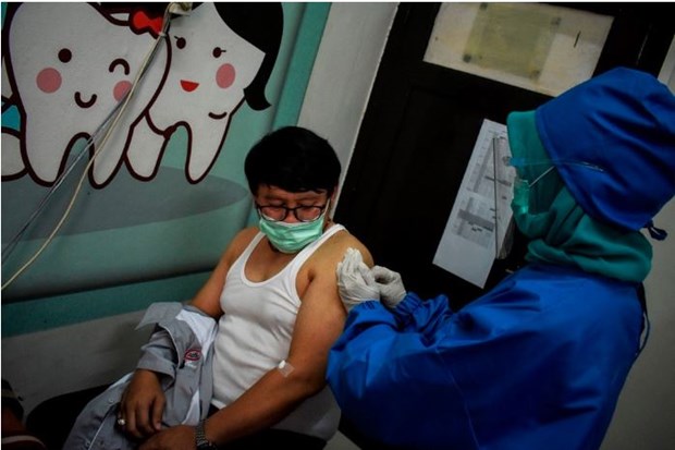 A volunteer receives an injection of a COVID-19 candidate vaccine during a phase III trial in Bandung, West Java, on August 14.(Photo: thejakartapost)