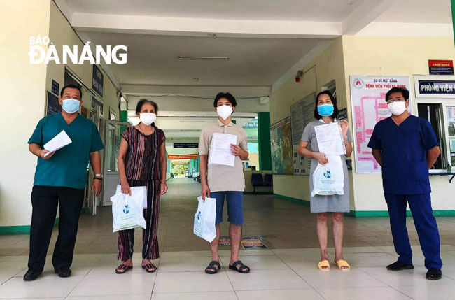 3 bệnh nhân nhiễm Covid-19 được chữa khỏi và xuất viện ngày 8-9 tại Bệnh viện Phổi Đà Nẵng. Ảnh: HT