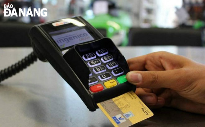Việc sử dụng thẻ tín dụng để thanh toán các hóa đơn đang được nhiều khách hàng áp dụng bởi tính tiện dụng và nhanh chóng. Ảnh: H.L