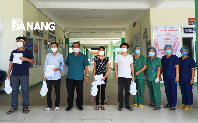 4 bệnh nhân nhiễm Covid-19 được xuất viện chiều 9-9 tại Bệnh viện Phổi Đà Nẵng. Ảnh: PHAN CHUNG