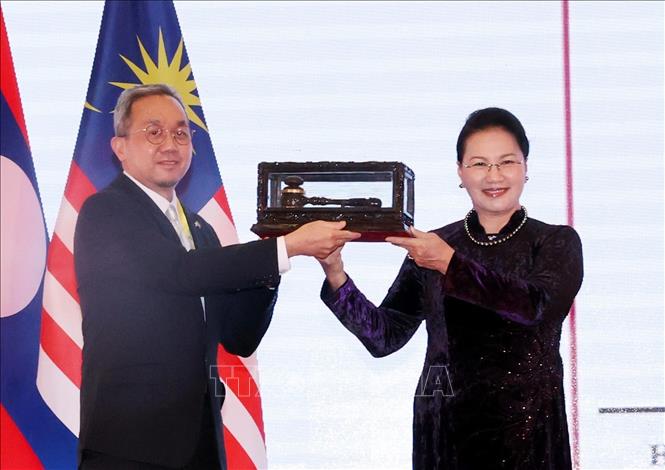 Chủ tịch Quốc hội Nguyễn Thị Kim Ngân trao búa tại chuyển giao chức Chủ tịch AIPA 2021 cho Brunei, nước chủ nhà của AIPA 42 tại Lễ bế mạc. Ảnh: Trọng Đức/TTXVN